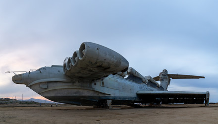 Панорамный вид на «Лунь», советский боевой экраноплан-ракетный носитель, брошенный на побережье Каспийского моря, недалеко от города Дербент, Дагестан. Уникальный военный корабль, прозванный «Каспийским монстром» - gumbao