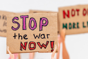 Протесты против войны и вооруженных конфликтов с требованием осуждения военной агрессии - Matroskin
