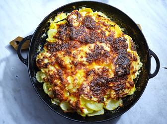 Мясо куриное по-французски, извлеченное из духовки - KOSTJA