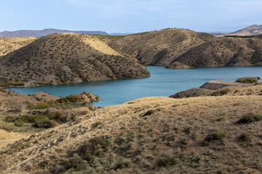 Панорамный вид на водохранилище Чиркеи в горах Республики Дагестан - gumbao