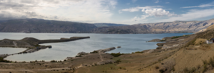 Панорамный вид на водохранилище Чиркеи в горах Республики Дагестан - gumbao