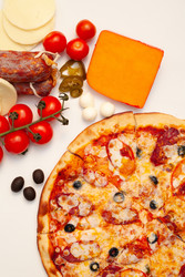 Мясная пицца на белом фоне с продуктами - Vita.sahar