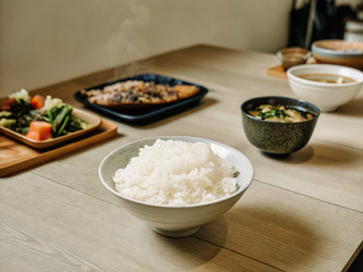 Вкусное японское блюдо из риса и свежих овощей. Генеративный искусственный интеллект - RomanZ