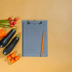 Список свежих продуктов на планшете с разноцветными овощами. Генеративный ИИ - RomanZ