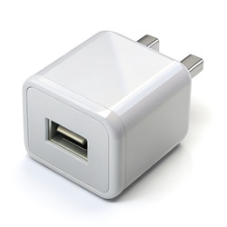Компактный USB-адаптер питания на белом фоне. Генеративный ИИ - RomanZ