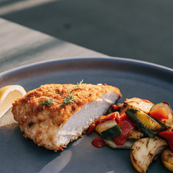 Вкусные кусочки курицы в золотистой корочке, подаваемые с овощами. Генеративный искусственный интеллект - RomanZ