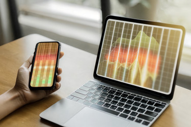 Светящаяся голографическая диаграмма данных, демонстрируемая на смартфоне и ноутбуке в рабочем пространстве. Генеративный ИИ - RomanZ