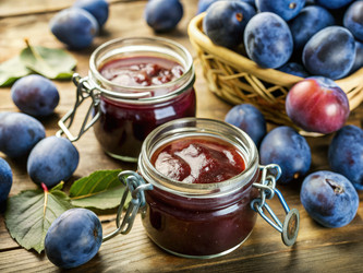 Вкусные баночки сливового варенья на деревенских деревянных весах. Генеративный ИИ - RomanZ