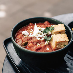 Вкуснейшая тарелка чили с добавками и кукурузным хлебом. Генеративный ИИ - RomanZ