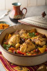 Марокканское блюдо из курицы с овощами в традиционном горшочке. Генеративный искусственный интеллект - RomanZ
