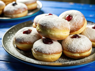 Вкусные пончики с джемом, посыпанные сахарной пудрой. Генеративный искусственный интеллект - RomanZ