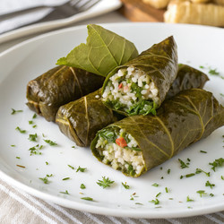 Вкусные фаршированные виноградные листья, поданные на тарелке. Генеративный искусственный интеллект - RomanZ
