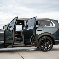 Вид из открытого окна Kia Telluride, демонстрирующий элегантный дизайн и просторный салон. Генеративный искусственный интеллект - RomanZ