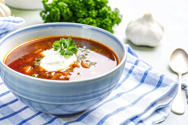 Вкусный борщ, подаваемый со сметаной и свежей зеленью. Генеративный искусственный интеллект - RomanZ