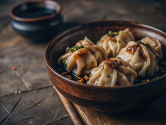 Вкусные корейские пельмени в соевом соусе, подаваемые на деревенском столе. Генеративный искусственный интеллект - RomanZ