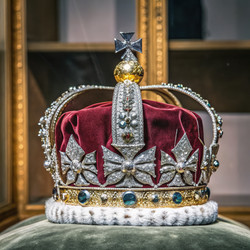 Корона выставлена в музее, демонстрирующем королевское наследие и мастерство. Генеративный искусственный интеллект - RomanZ