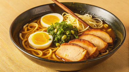 Вкуснейшая тарелка дымящегося мисо-рамена с курицей и яйцами всмятку. Генеративный ИИ - RomanZ
