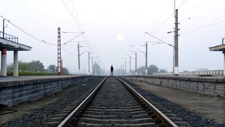 Железнодорожные пути, ведущие к станции Бегункодор на рассвете. Генеративный ИИ - RomanZ