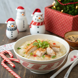 Вкуснейшая тарелка горячего куриного риса в праздничной обстановке зимой. Генеративный ИИ - RomanZ