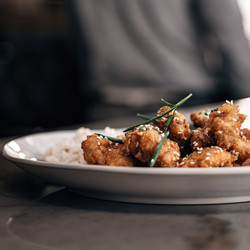 Вкуснейшая курица в кунжутном соусе, поданная с рисом в ресторане. Генеративный искусственный интеллект - RomanZ