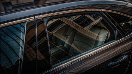 Вид на заднее стекло Toyota Crown с отражениями. Генеративный ИИ - RomanZ