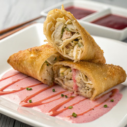 Яичные рулетики с измельченной курицей, разрезанные пополам, подаются с соусами. Генеративный искусственный интеллект - RomanZ