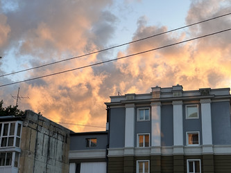 Городские здания на фоне закатного неба - KarpiAnni