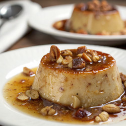 Вкусный десерт флан с орехами крупным планом. Генеративный ИИ - RomanZ