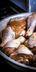 Кусочки курицы, маринованные в апельсиновом соке, готовы к приготовлению. Генеративный искусственный интеллект - RomanZ