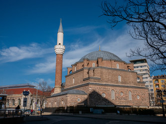 Мечеть Баня-Баши с минаретом в центре Софии, Болгария - peter.picture