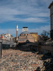 Мечеть Баня-Баши и древнеримские руины в центре Софии, Болгария - peter.picture