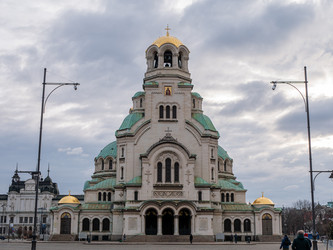 Собор Александра Невского с золотыми куполами на фоне живописного облачного неба в Софии, Болгария - peter.picture