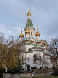 Русская православная церковь с золотыми куполами-луковицами в Софии, Болгария - peter.picture