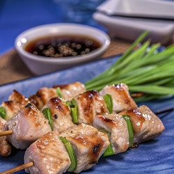 Шашлычки якитори из курицы, украшенные зеленым луком, подаются с соусом для макания. Генеративный искусственный интеллект - RomanZ