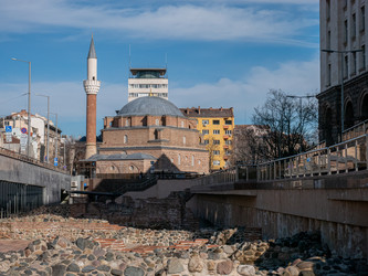 Мечеть Баня-Баши и древнеримские руины в центре Софии, Болгария - peter.picture