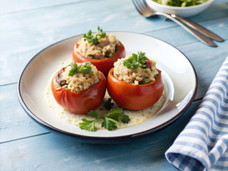 Фаршированные помидоры с рисом и мясом, поданные на тарелке. Генеративный искусственный интеллект - RomanZ