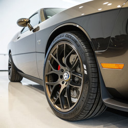 Детальный вид колеса Dodge Challenger в гараже. Генеративный ИИ - RomanZ