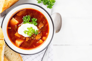 Вкусный борщ со сметаной, подаваемый на уютной кухне. Генеративный искусственный интеллект - RomanZ