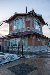Улица с типичными русскими бревенчатыми домами, расположенная в центре Иркутска - gumbao