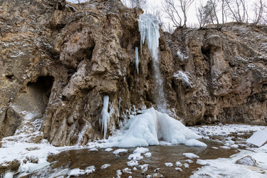 Пейзаж каньона с медовыми водопадами в Кавказских горах зимой - gumbao