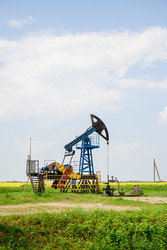 Нефтяные качалки добывают нефть в поле. Нефтяная промышленность - DM131