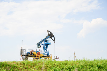 Нефтяные качалки добывают нефть в поле. Нефтяная промышленность - DM131