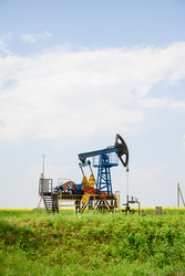 Нефтяные качалки добывают нефть в поле. Нефтяная промышленность - DM131