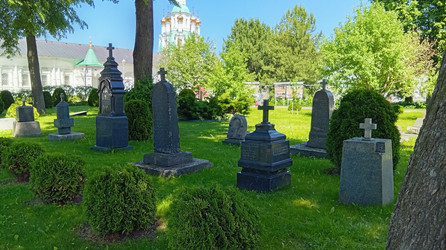 Толгский монастырь: старинное монастырское кладбище во дворе, фрагмент надгробий - ST2012E5