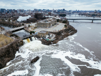 Вид с воздуха на горизонт Гатино и мост через реку Оттава, Квебек, Канада, снятый из Оттавы - EOS_Canon