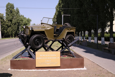 Памятник советскому военному внедорожнику ГАЗ-67 выпускавшийся с 1943 по 1953 год и воинам ремонтникам. Россия Воронеж Июнь 13 2026 г - VitalySh