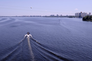 Водохранилище. Северный мост. Левый берег и лодки на воде. Россия Воронеж Июнь 13 2026 г - VitalySh
