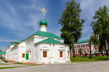 Старинный каменный средневековый храм и парк при Новодевичьем монастыре, Москва, Россия - gumbao