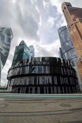 Городской пейзаж высоких красивых стеклянных небоскребов Московского международного делового центра «Москва-Сити» в пасмурный летний день. Вид на современные офисные и жилые здания столицы России - gumbao