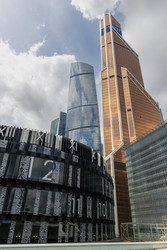 Современный комплекс высоких красивых стеклянных небоскребов Московского международного бизнес-центра «Москва-Сити» в пасмурный день. Вид на современные офисные и жилые здания столицы России - gumbao